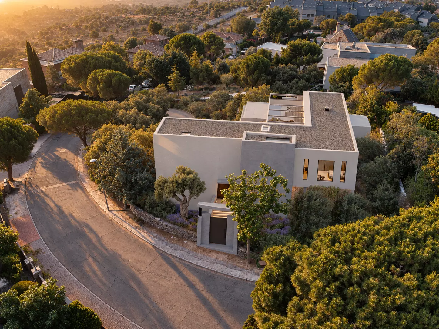 Render de CASA ÁTICO en Torrelodones, con base de hormigón visto y planta superior blanca abierta al paisaje.